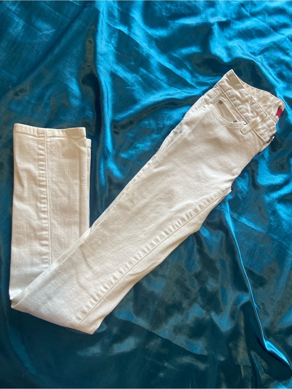 GUESS White Skinny Jeans - Slim Silhouette